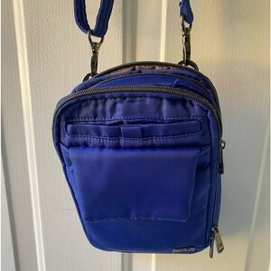 Lug crossbody